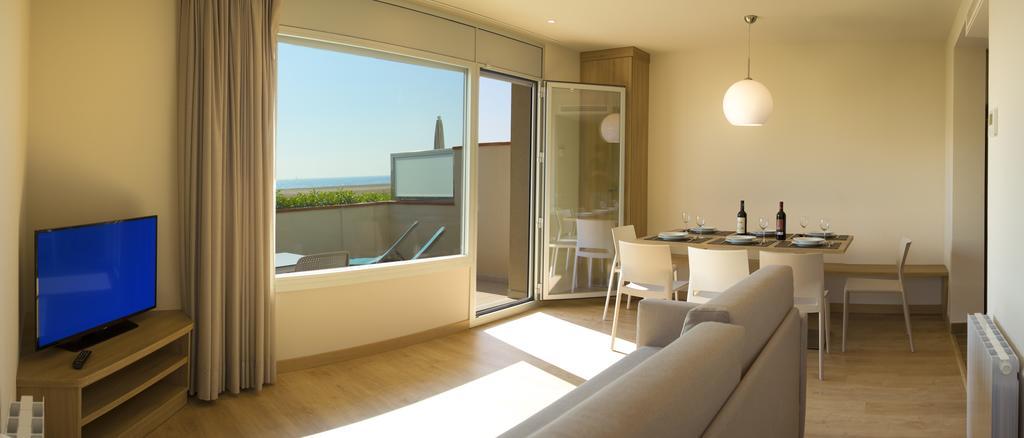 Apartamentos Voramar Castelldefels Exterior photo